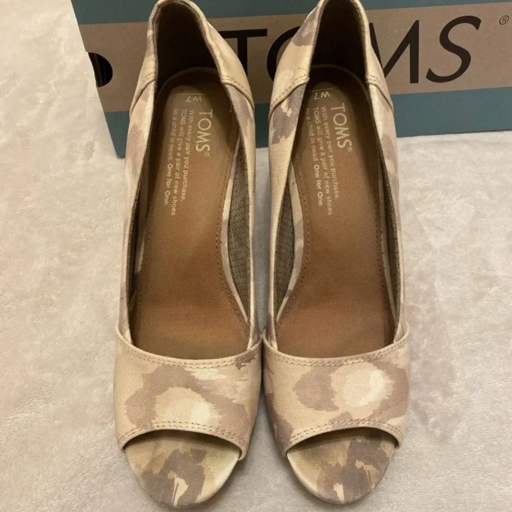 TOMS Beige Camouflage Cork Wedge Peep Toe
